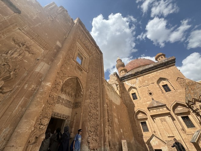 İshak çevirdi da Turistler Paşa Sarayı