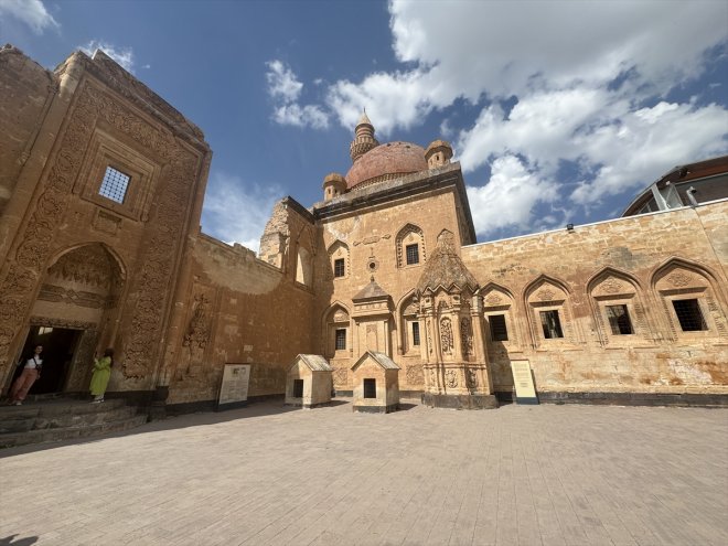 Haftasında Turizm Paşa - da İshak Turistler rotayı Sarayı