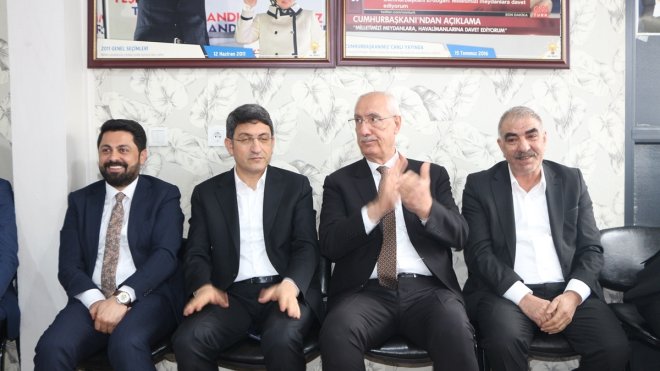 AK Parti Bingöl milletvekilleri Berdibek ve Korkutata Karlıova'da vatandaşlarla bayramlaştı