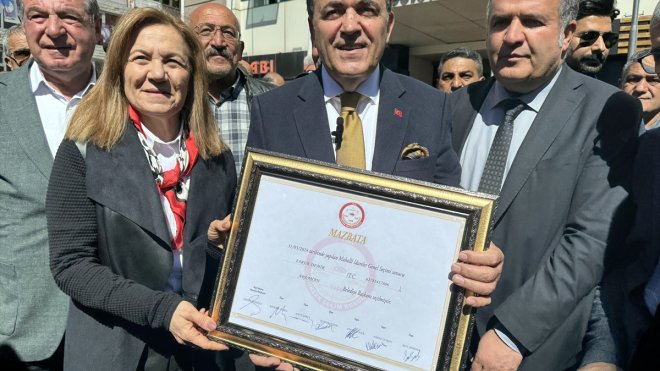 Ardahan Belediye Başkanı Faruk Demir mazbatasını aldı:1