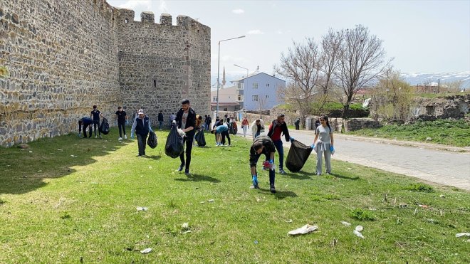 Ardahan Kalesi ve çevresinde toplu çevre temizliği yapıldı