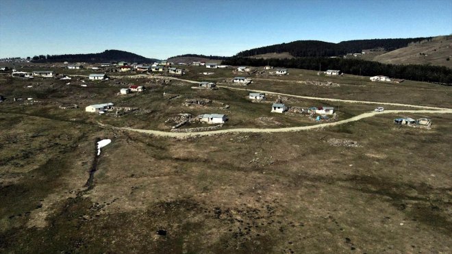 Karların erimeye başladığı Ardahan yaylaları dronla görüntülendi