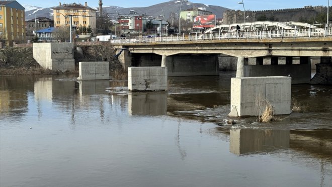 Ardahan'da Kura Nehri eriyen kar birikintileri ve sağanak nedeniyle taştı