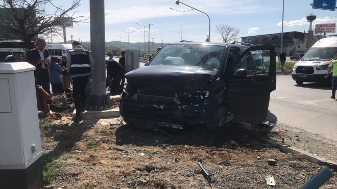 Bingöl'de minibüs ile hafif ticari araç çarpıştı 15 kişi yaralandı