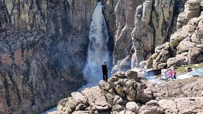 Karların erimesiyle debisi yükselen Çır Şelalesi dron ile görüntülendi