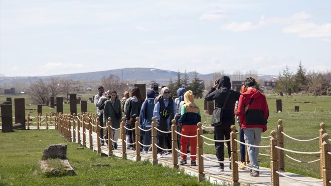 Ahlat Selçuklu Meydan Mezarlığı bayramda da ziyaretçilerini ağırlıyor