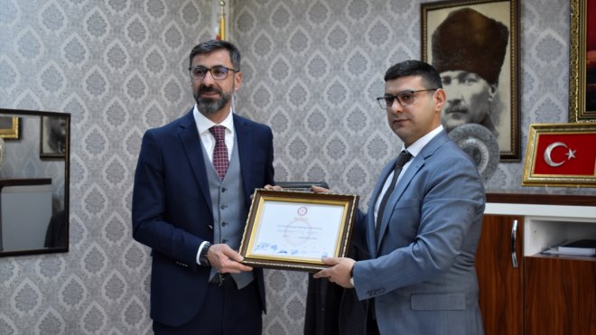 Bitlis Belediye Başkanı Tanğlay, mazbatasını aldı
