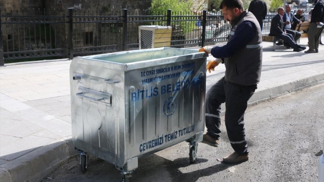 Bitlis'te çöp konteynerleri yenilendi