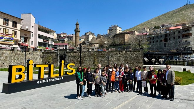 Bitlis'te öğrenciler tarihi ve doğal mekanları geziyor