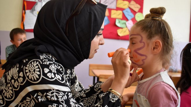 Bitlis'te usta öğreticiler öğrencileri eğlendirdi