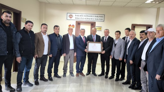 Durankaya Belde Belediye Başkanı Demirci, mazbatasını aldı