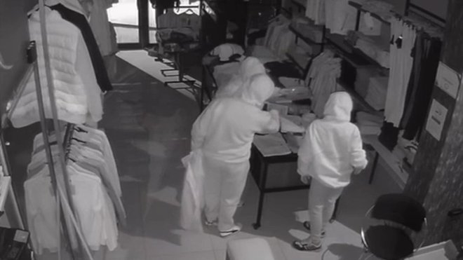 Elazığ'da bir mağazadan hırsızlık anı güvenlik kamerasında