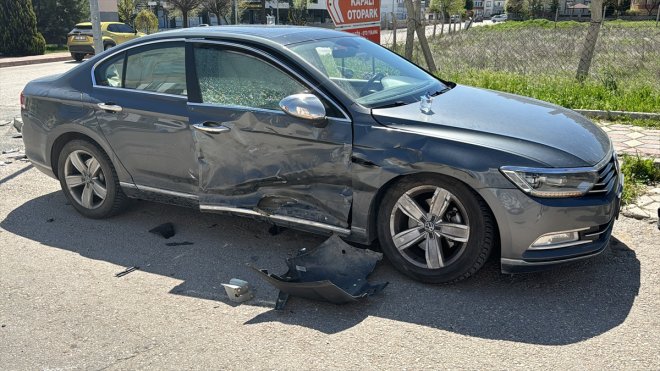 ELAZIĞ - Hafif ticari araç ile otomobilin çarpıştığı kazada 7 kişi yaralandı1