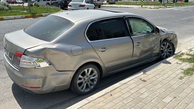 ELAZIĞ - Otomobil ile çarpışan hafif ticari aracın sürücüsü yaralandı 1