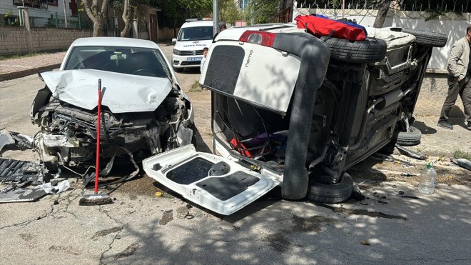 ELAZIĞ - Otomobille çarpışan hafif ticari aracın sürücüsü yaralandı1