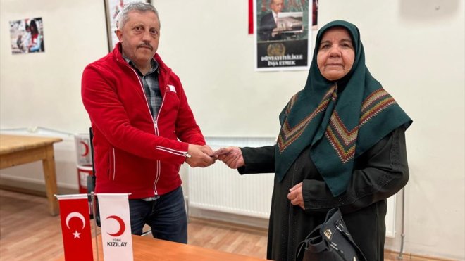 ERZİNCAN - 69 yaşındaki Sünbül Karagülmez bayram ikramiyesini Kızılaya bağışladı1