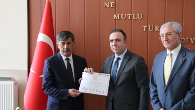 Erzincan Belediye Başkanı Bekir Aksun, mazbatasını aldı1