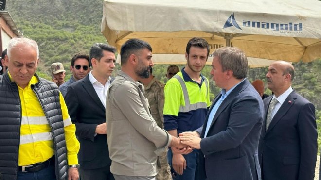 Erzincan Valisi Aydoğdu, maden ocağında toprak altında kalan işçilerin aileleriyle görüştü