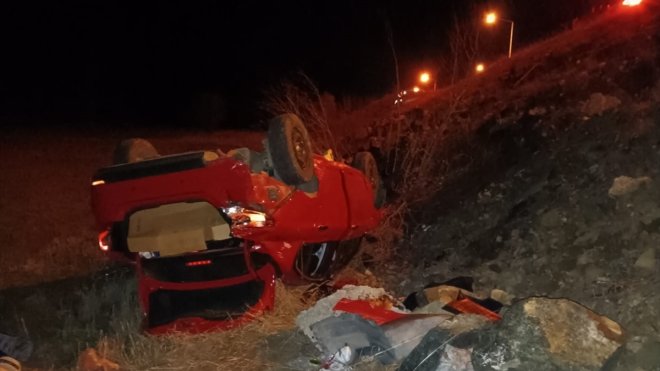 Erzincan’da şarampole devrilen otomobildeki 7 kişi yaralandı1
