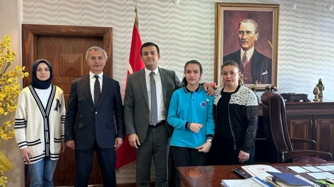 Erzurum'da en çok kitap okuyan öğrenciler altınla ödüllendirildi
