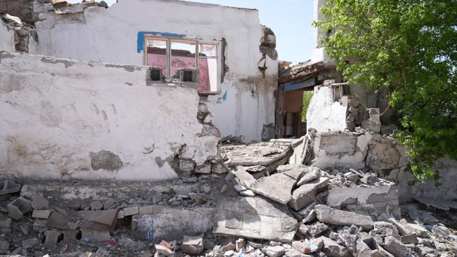 Erzurum'da metruk yapının yıkılan duvarının altında kalan kişi yaralandı