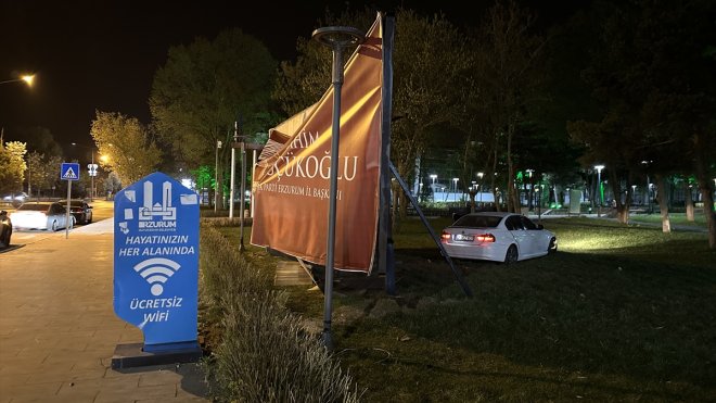 Erzurum'da reklam panosuna çarpan otomobildeki bir kişi yaralandı