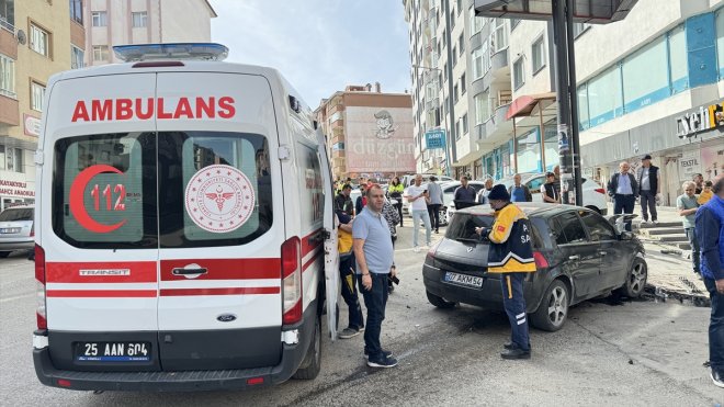 ERZURUM - Servis minibüsü ile otomobil çarpıştı, 6 kişi yaralandı1