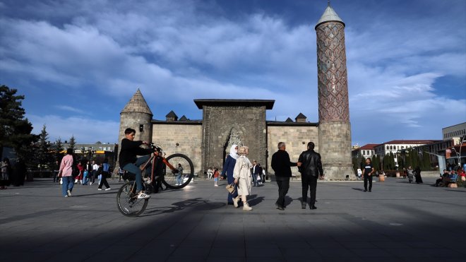 Soğuk iklimiyle türkülere konu olan Erzurum "yaz gibi" bir ilkbahar yaşıyor