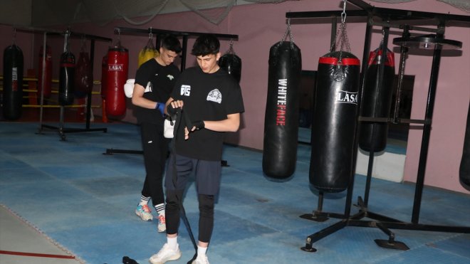 ERZURUM - Türkiye şampiyonu genç boksör Davut Saydam, yumruklarını Avrupa şampiyonluğu için sallıyor1