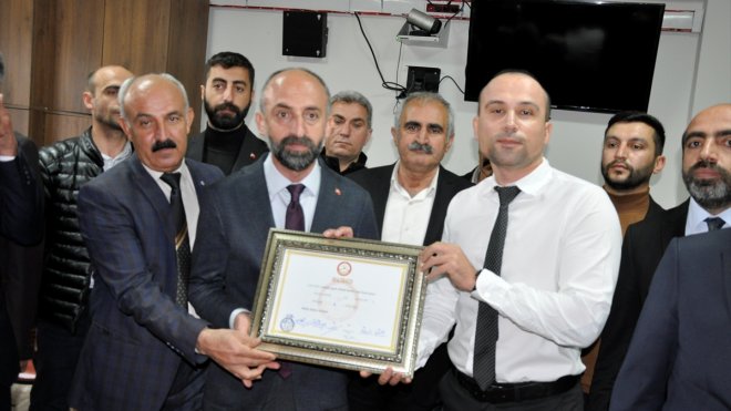 HAKKARİ - Çukurca Belediye Başkanı Demir mazbatasını aldı1