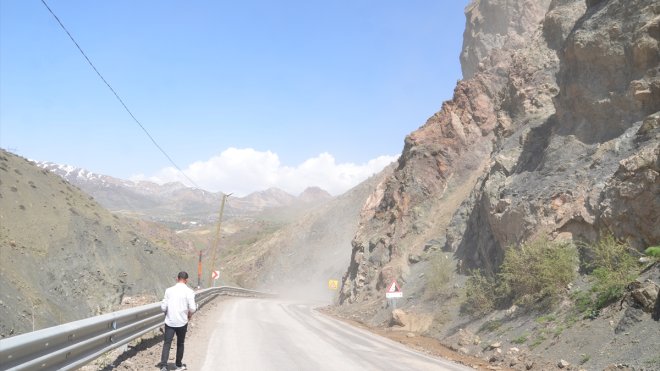 Hakkari'de dağcılar heyelan sonrası tehlike oluşturan kayaları düşürüyor