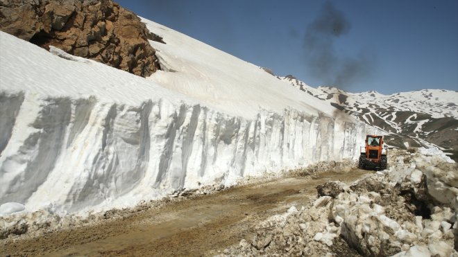 Hakkari'de ekipler metrelerce karın bulunduğu Berçelan Yaylası'nın yolunu açmaya çalışıyor