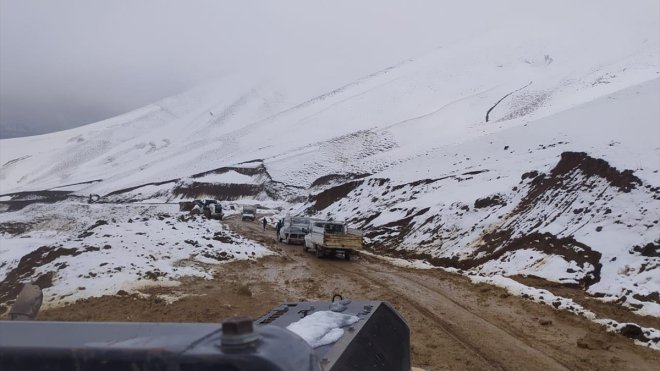 Hakkari'de heyelan nedeniyle kapanan yol ekiplerin çalışmasıyla açıldı