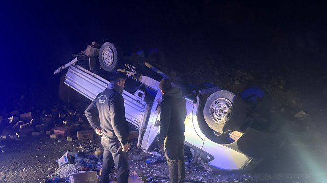 Hakkari'de takla atan kamyonetteki 2 kişi yaralandı