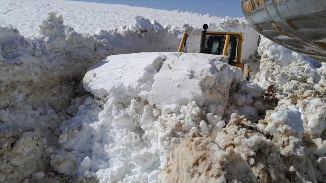 HAKKARİ - Ekipler karla kaplı üs bölgesinin yolunu açmak için çalışma yürütüyor1