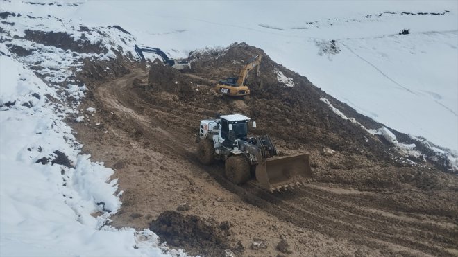 Hakkari'de 2 kez heyelan meydana gelen köy yolu ekiplerin çalışmasıyla açıldı
