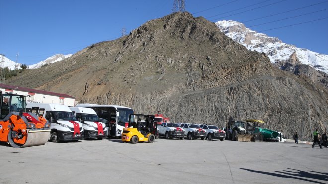 Hakkari'de İl Özel İdaresi ve belediyenin filosuna 12 araç eklendi