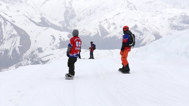 Hakkari'deki kayak merkezi nisanda da kayak tutkunlarını ağırlıyor