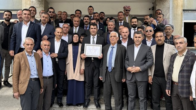 Şemdinli Belediye Başkanı Fahri Şakar, mazbatasını aldı