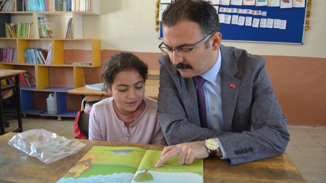 Şemdinli Kaymakamı Ateş, köydeki öğrencileri ziyaret etti