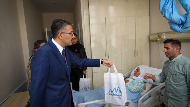 Hakkari Valisi Çelik, güvenlik güçleri ve hastaların bayramını kutladı