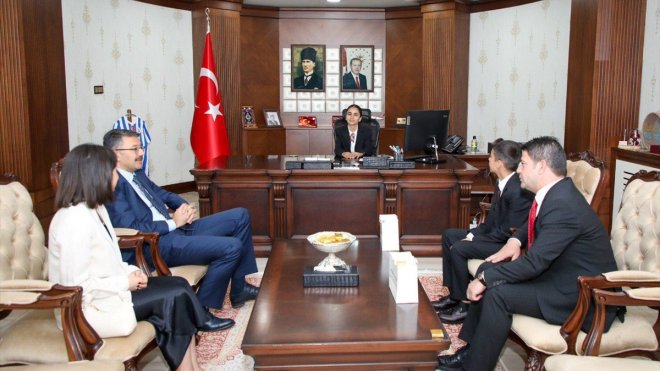 Hakkari Valisi Çelik, koltuğunu öğrenciye devretti1