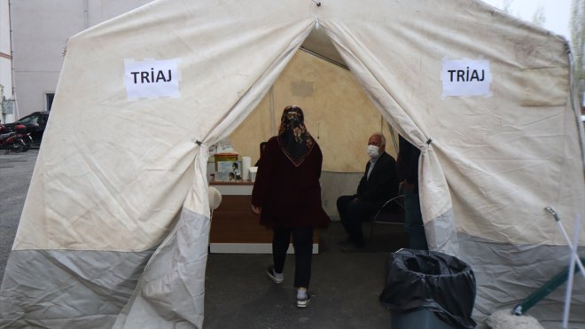 Iğdır'da sağlık ekipleri, kurdukları triaj üniteleriyle kızamık hastalığına karşı önlem aldı
