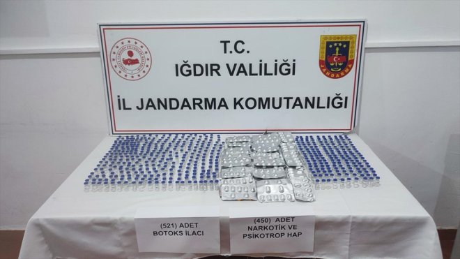 IĞDIR - Uyuşturucu imalatı ve ilaç kaçakçılığı iddiasıyla 5 şüpheli yakalandı1