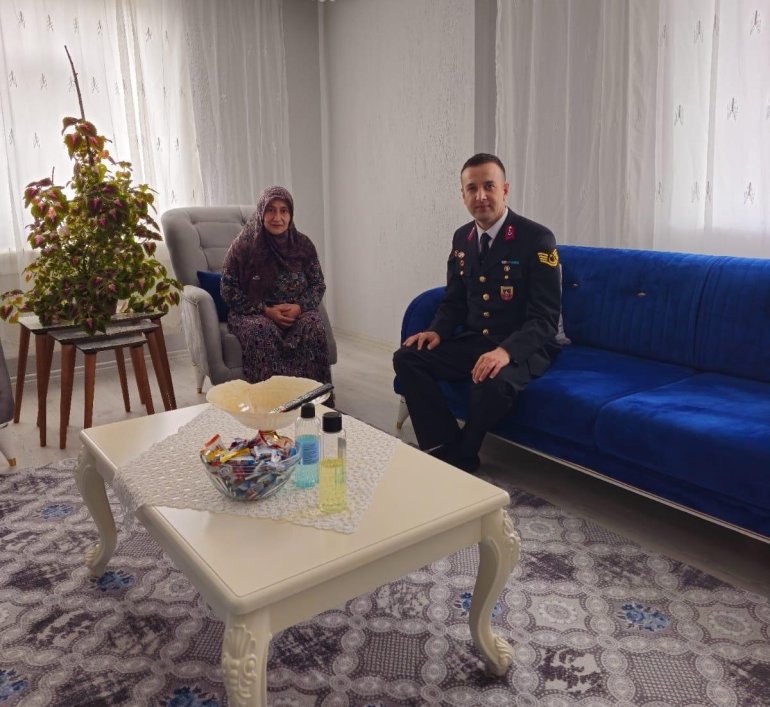 Jandarma, bayramda şehit ailelerini unutmadı4