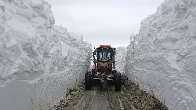 Kar kalınlığının 5 metreyi bulduğu Selim-Göle kara yolu ulaşıma açıldı1