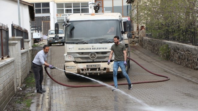 Karlıova'da temizlik çalışması yapılıyor