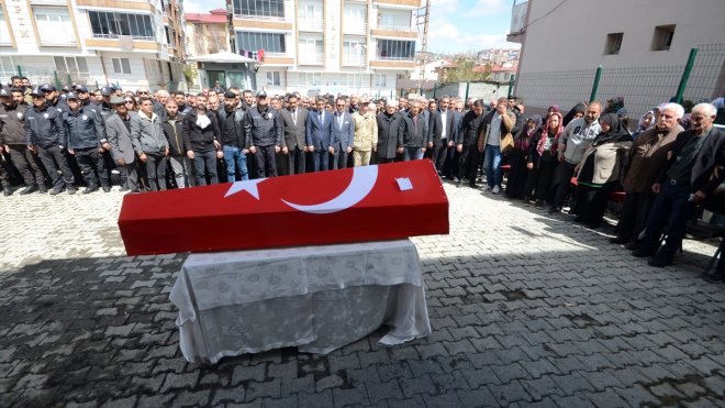KARS - Motosiklet kazasında hayatını kaybeden polis memurunun cenazesi toprağa verildi1