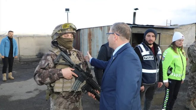 Kars ve Ardahan'da sürücüler şeker ikram edilerek uyarıldı