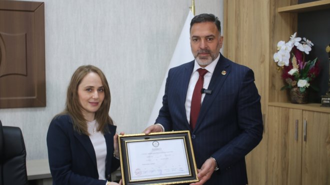 Kovancılar Belediye Başkanı Vahap Gök, mazbatasını alarak görevine başladı